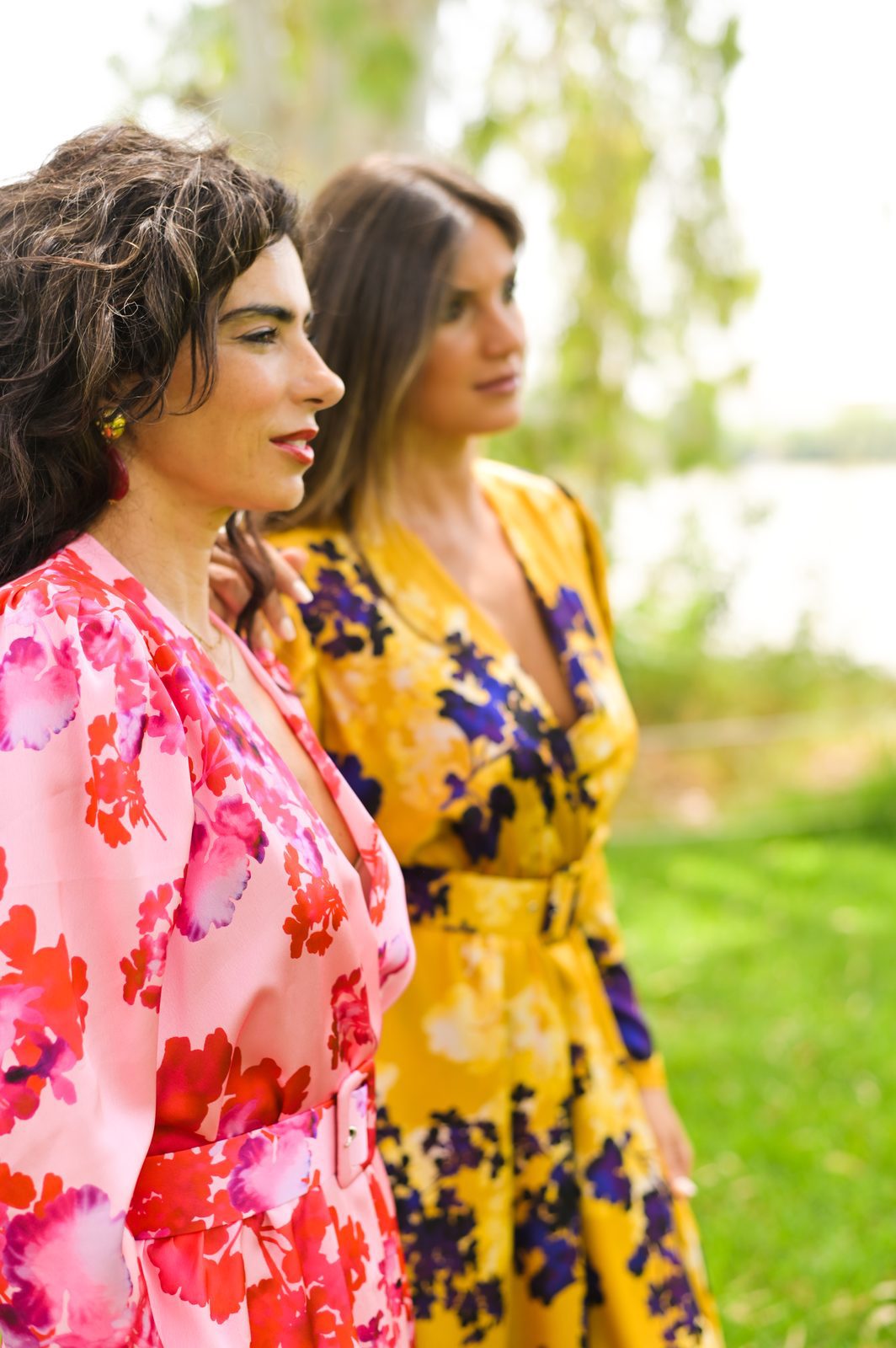 Sesión de marca personal en Sevilla: dos mujeres con vestidos de flores