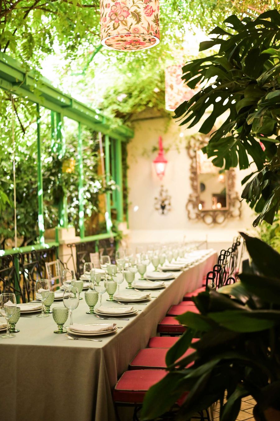 Mesa elegante con copas verdes en restaurante Manolo León Sevilla — María Zapata Design fotógrafa
