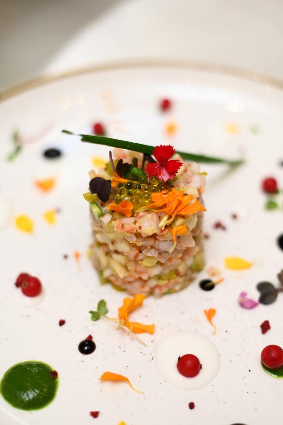 Tartar de marisco con flores — fotografía gastronómica Sevilla