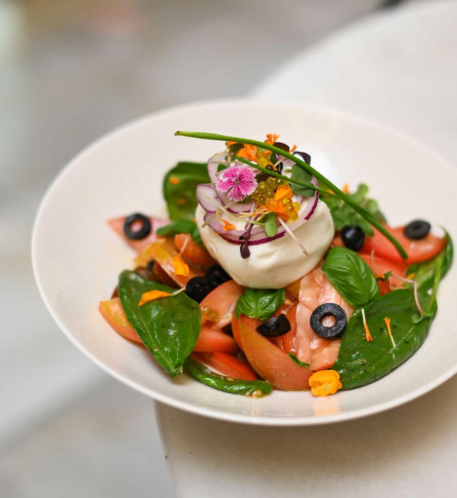 Burrata con ensalada — fotografía gastronómica Sevilla