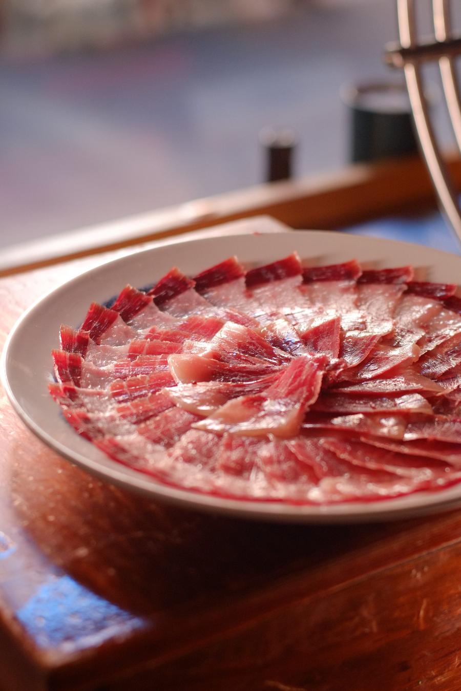 Jamón ibérico en plato blanco — fotografía gastronómica Sevilla