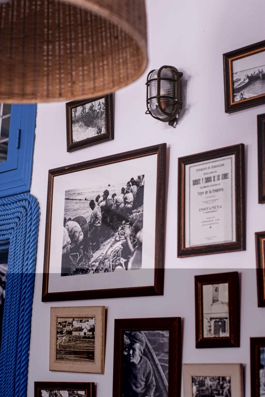 Pared fotos B&N restaurante — fotografía de ambiente Sevilla