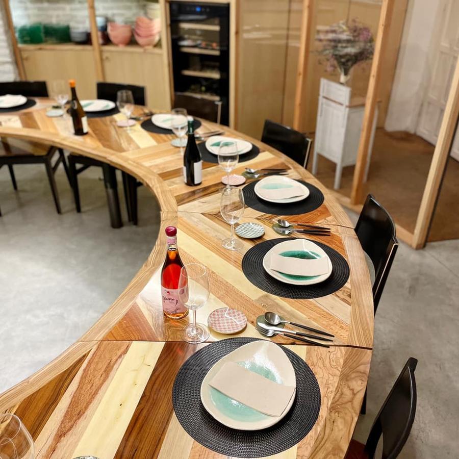 Mesa madera con vinos — fotografía de ambiente Sevilla