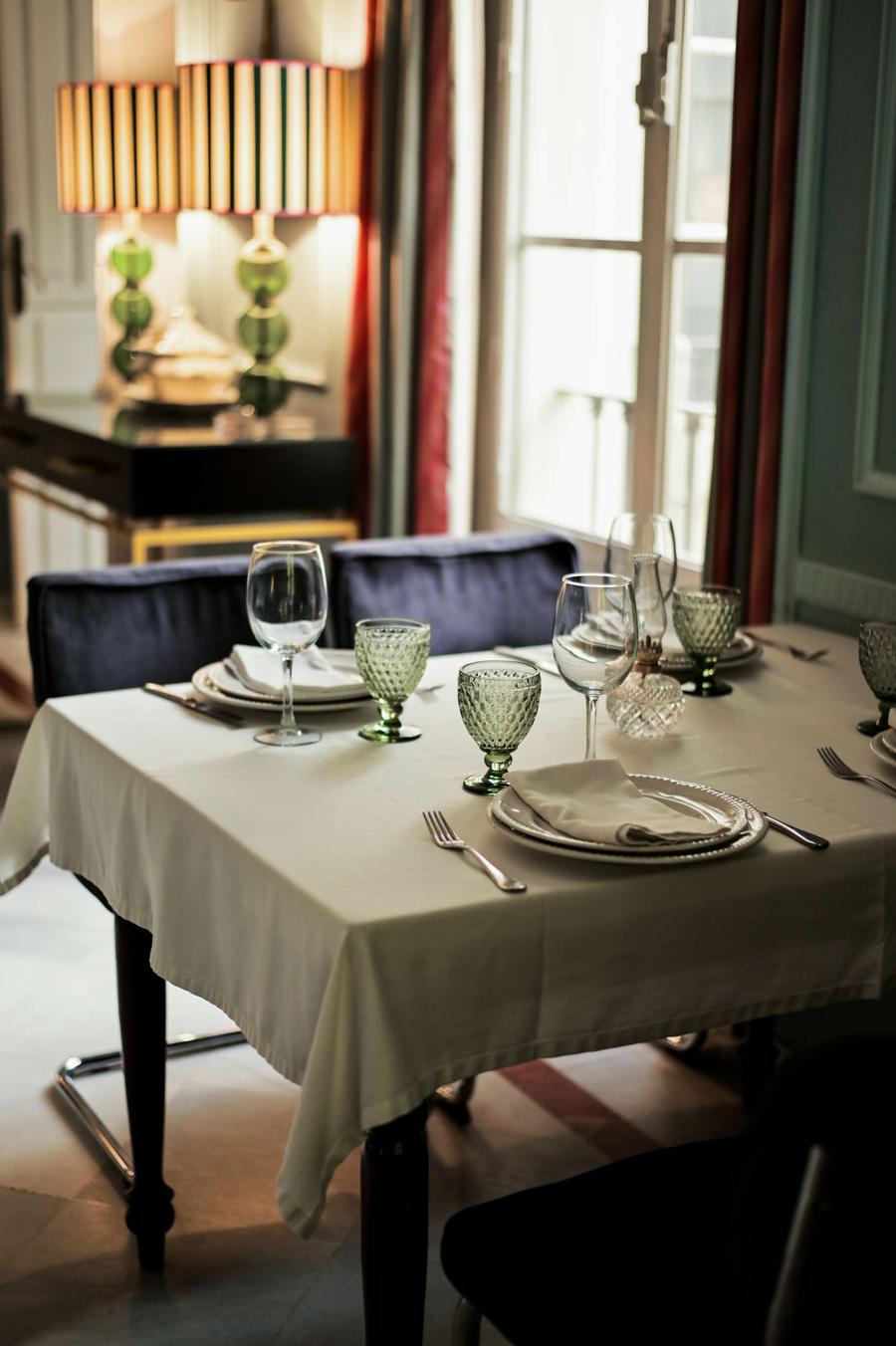Sala con jamones colgados — fotografía de ambiente Sevilla