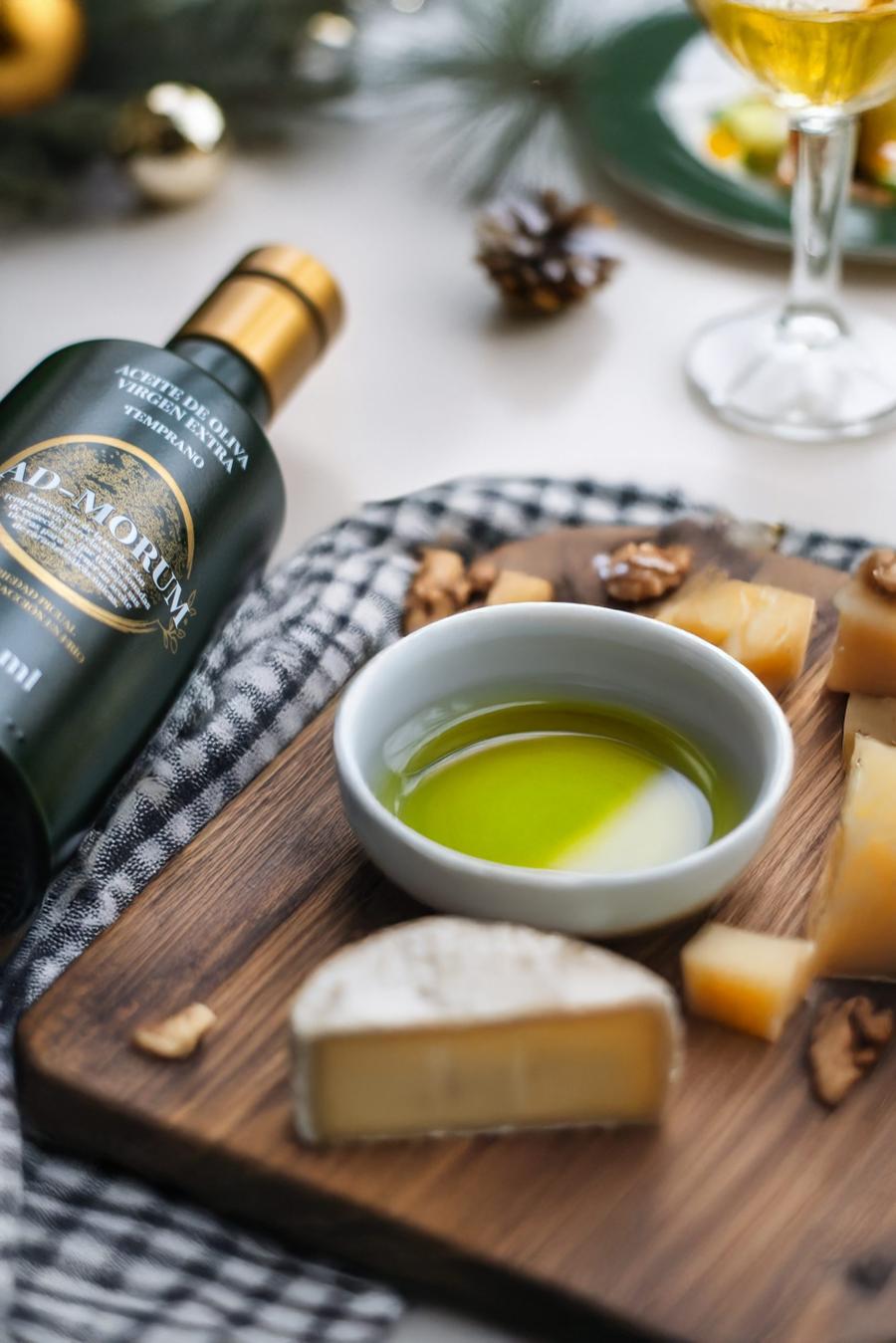 Aceite de oliva AD-MORUM tabla quesos — fotografía de producto Sevilla