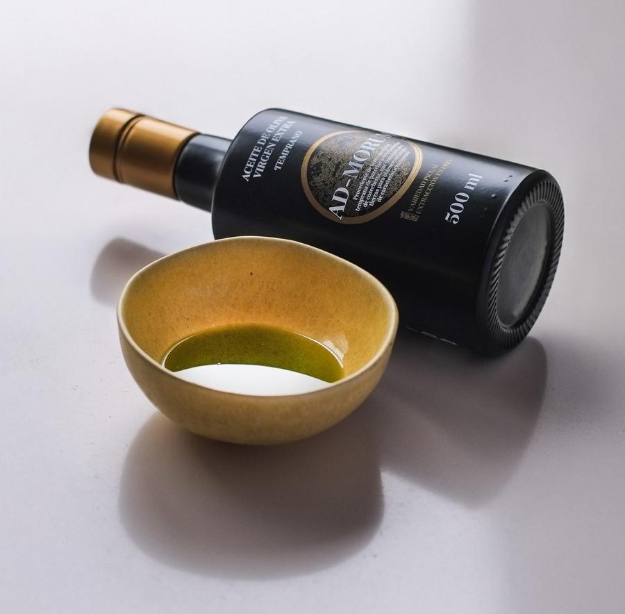 Botella aceite AD-MORUM negra — fotografía de producto Sevilla