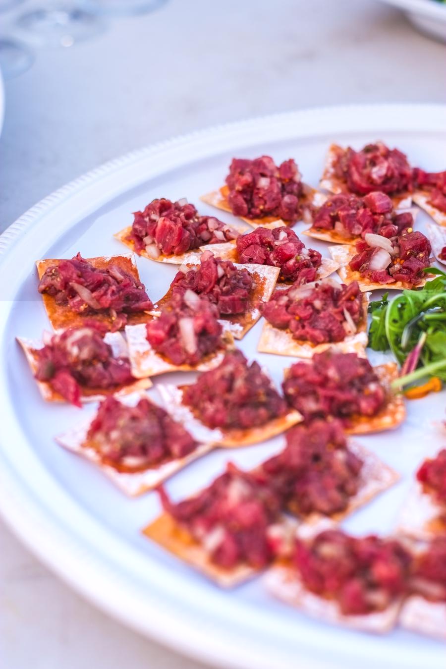 Boda invitado con plato — fotografía de eventos Sevilla
